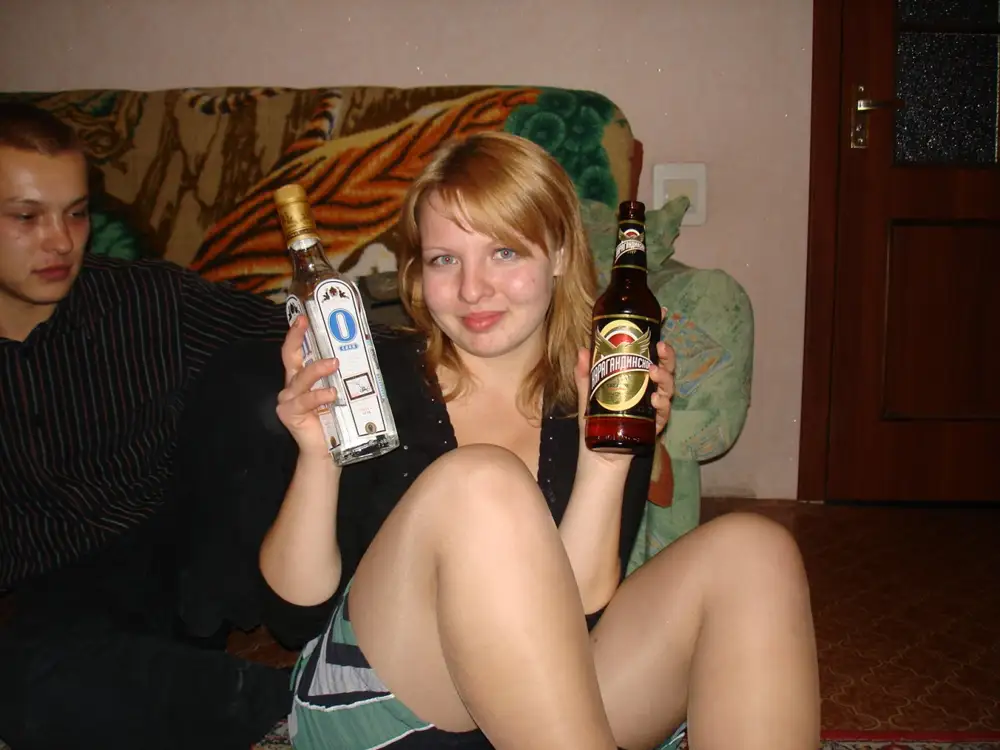 Бухие русские жены. Молодые пьяные блондинки. Пьяные зрелые с молодыми.