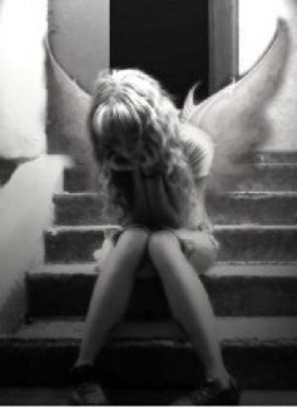 Девушка ангел сидит