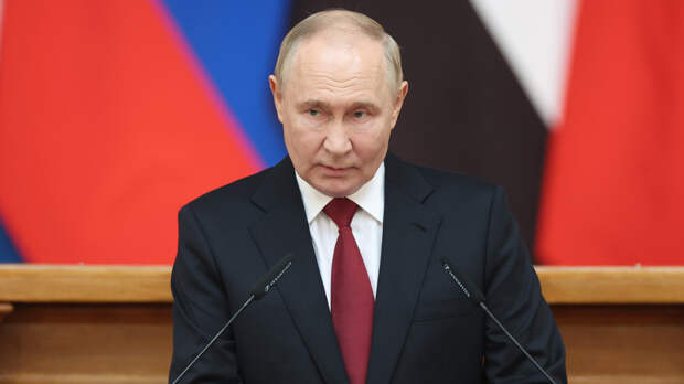 Ветеран на параде передал Путину письмо в конверте