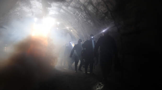 В Кузбассе из шахты выводят людей
