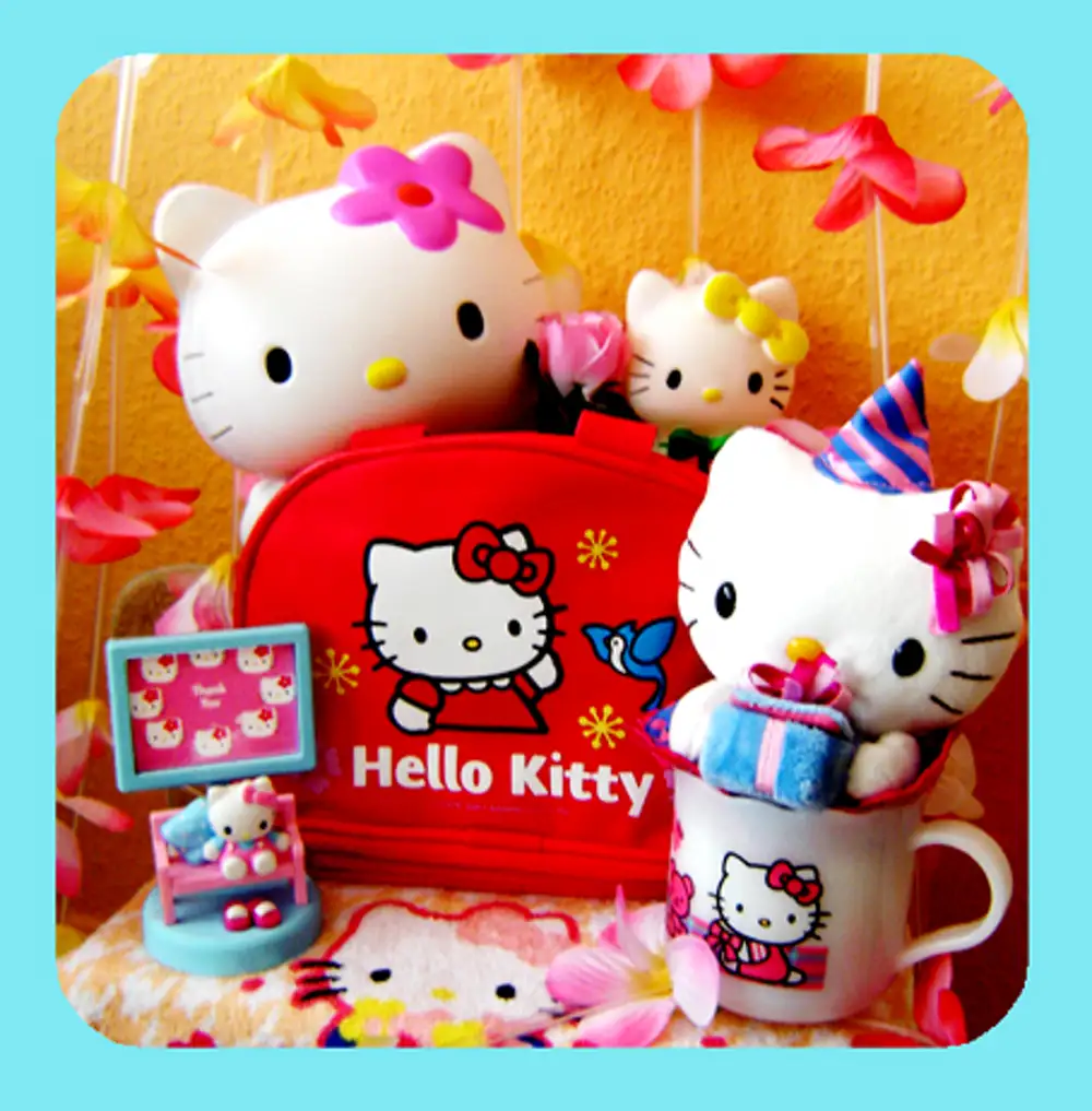 Копилка hello kitty. Хеллоу Китти Киндер валберис. Картинки hello Kitty киндеры. Хердороболс Хелоу Китти. Хэллоу Китти киндеры 2016 с крыльями.