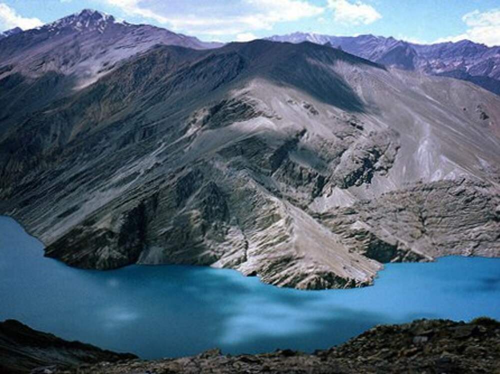 Сарезское озеро таджикистан. Озера Сарез в памире. Озеро Сарез в Таджикистане. Кули Сарез в Таджикистане.