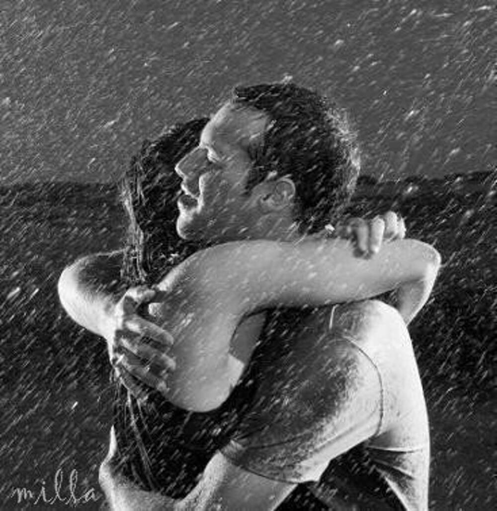 Любимая после душа. Объятия под дождем. Обнимаются под дождем. Душевные объятия. Двое обнимаются под дождем.