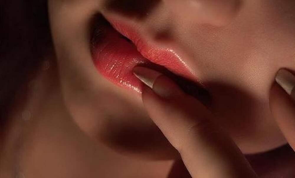 Какие твои губы. Прикосновение к губам рукой. Прикосновения губ к губам. Сладкие губы. Губы касаются губ.