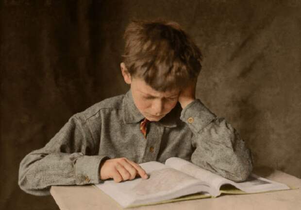 Ребенок за чтением книги, Америка, 1924 год. Ребенок за чтением книги, Америка, 1924 год.