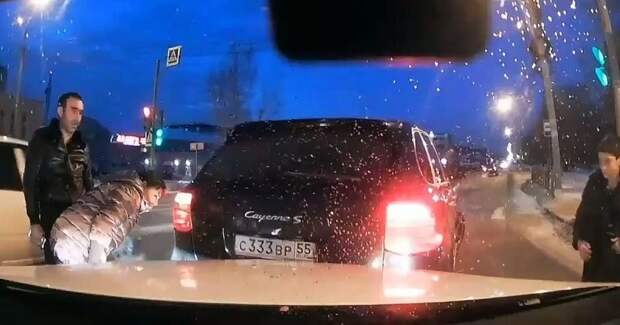 Женщина не успела среагировать и въехала в Porsche Cayenne