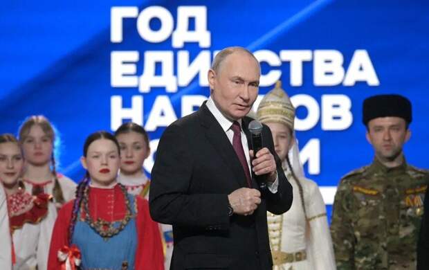 Владимир Путин дал старт Году единства народов России на марафоне Общества "Знание" "Россия — семья семей"