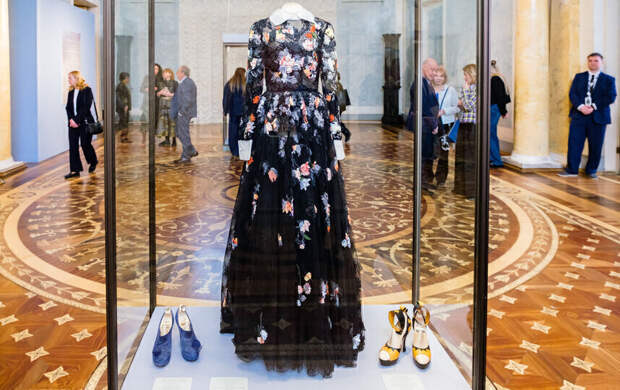 Платье от Valentino стало экспонатом в Петербурге