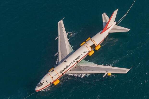 Боинг-747 погрузили под воду в Бахрейне как часть будущего подводного аттракциона
