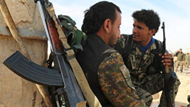 Бойцы Демократических силы Сирии (SDF) в деревне недалеко от Ракки, архивное фото