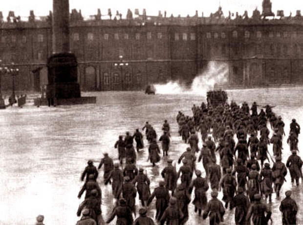 Штурм Зимнего дворца. Кадр из художественного фильма «Октябрь»,1927 год