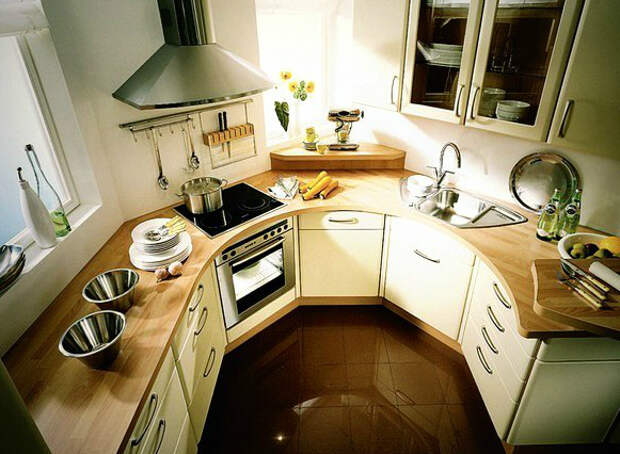 Благодаря кухни овальной или круглой формы, вы можете существенно увеличить рабочую поверхность. 