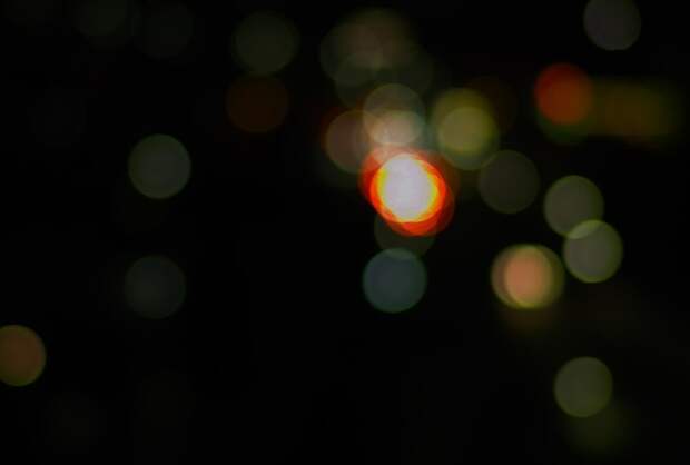 Мерцающие точки, светящиеся огоньки, яркие пятна и прочие мельтешащие объекты называются фосфенами / Фото: sensitivecontext.files.wordpress.com