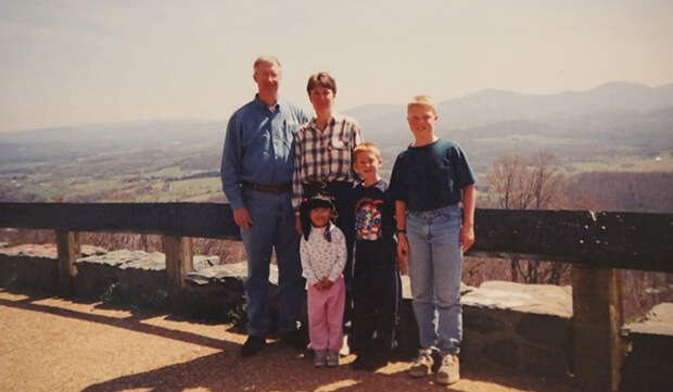 Кэти со своими приемными родителями и сводными братьями Стивеном и Джеффом в США.