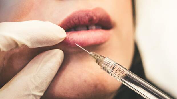 Косметологи в РФ заявили о появлении на рынке незарегистрированных препаратов