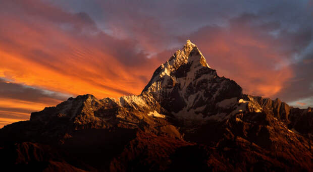 Красивейшая и непокоренная вершина в Непале имеет высоту в 6993 метра.