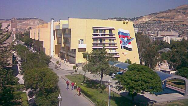 Асад поддерживает студентов, возвращая образование в Сирии на довоенный уровень Архитектурный факультет в Университете Дамаска.