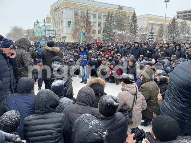 В Уральске митингующие озвучили свои требования и дали властям время до 18.00