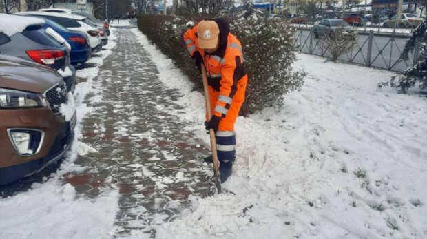 В Симферополе более 400 дворников очищают пешеходные зоны от снега