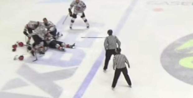 Во время матча любительской хоккейной лиги в Караганде умер хоккеист