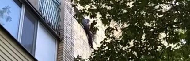 Мужчина пытался спрыгнуть с шестого этажа в Караганде