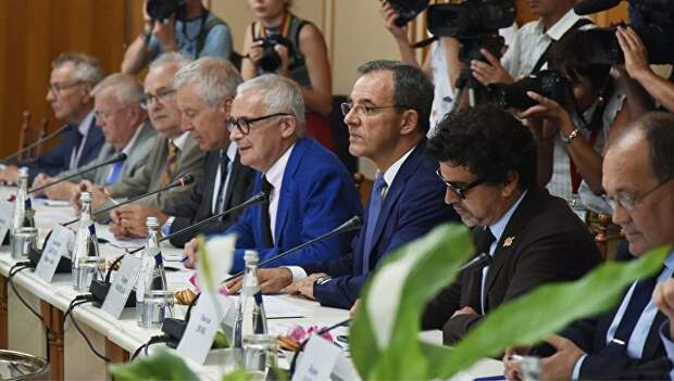 Делегаты парламента Франции на встрече с председателем Государственного совета Республики Крым Владимиром Константиновым