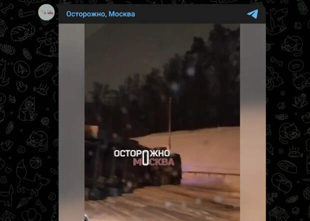 На МКАД из-за упавшей фуры заблокированы две полосы движения