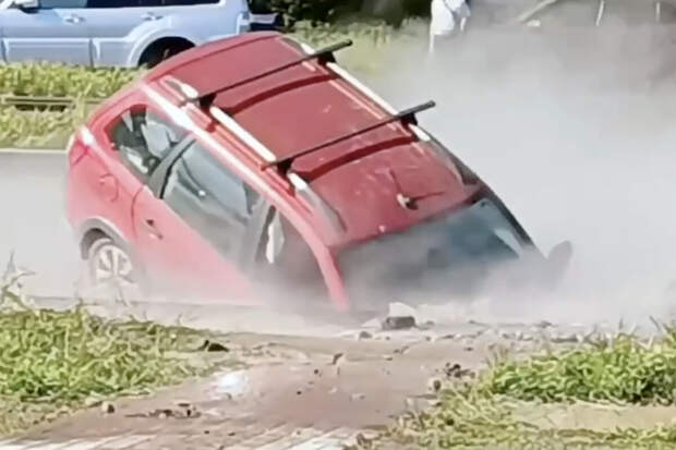 Автомобиль провалился в яму с кипящей водой после прорыва трубы в Петербурге