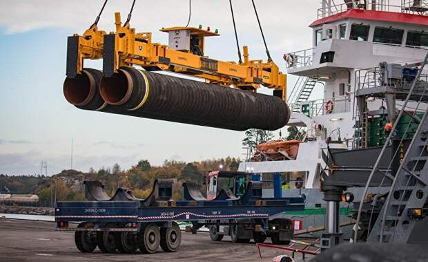 Погрузка труб для строительства газопровода "Северный поток - 2" в порту Мукран, Германия