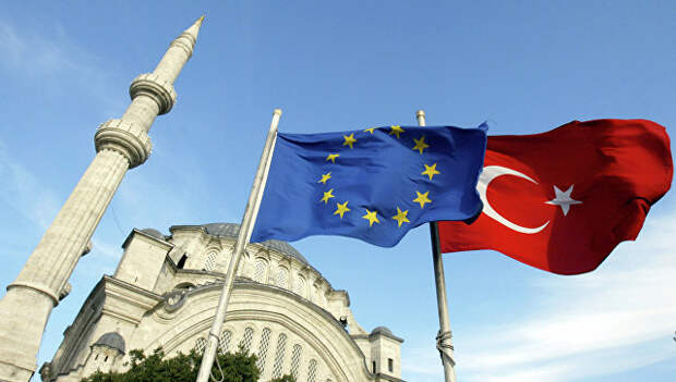 Флаги Турции и ЕС. Архивное фото