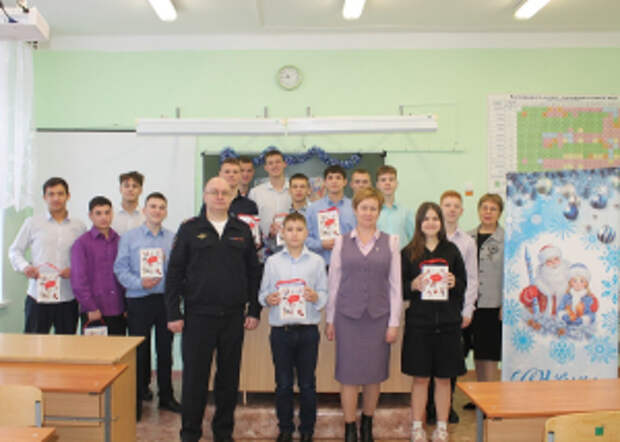 Полицейские и общественники Самарской области в рамках Всероссийской акции МВД «Полицейский Дед Мороз» поздравили подростков с новогодними праздниками