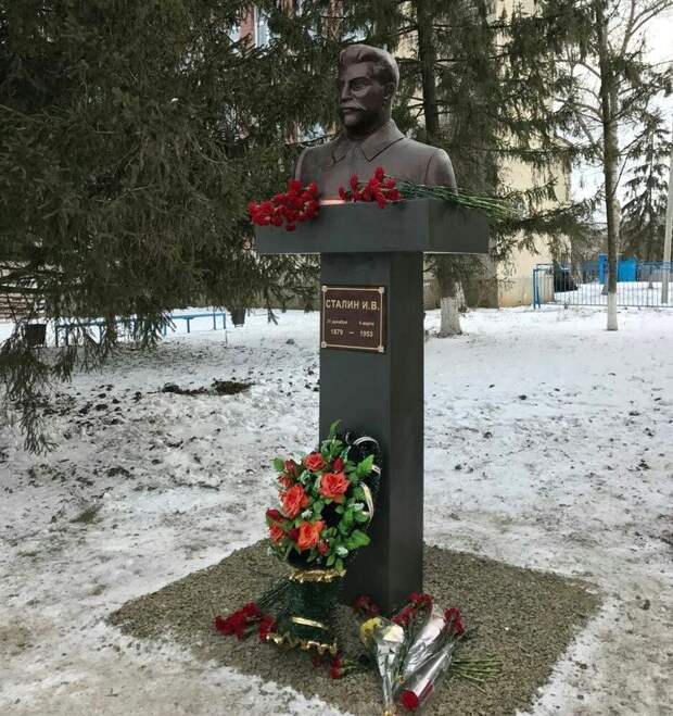 В центре Куйбышево, в сердце Миус-Фронта был открыт памятник Сталину. Фото: ПО "Миус-Фронт".