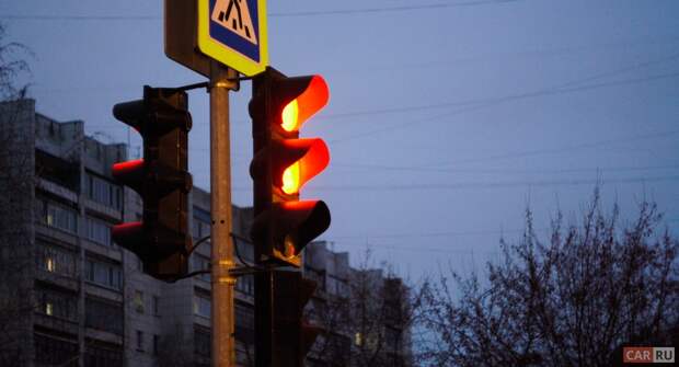 ДТП на перекрёстке на жёлтый сигнал светофора – кто виноват и как доказать?
