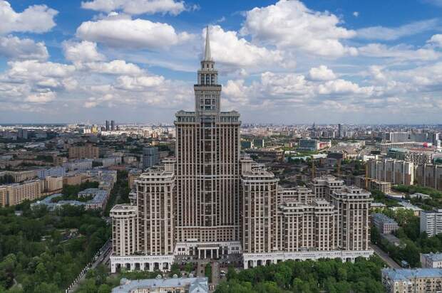Жилой небоскреб «Триумф-Палас», расположенный в Чапаевском переулке (Москва). | Фото: ru.wikipedia.org.