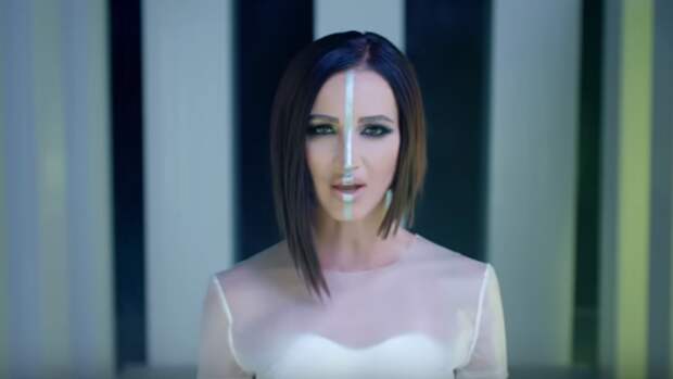 Прооперированная Ольга Бузова на новом видео вытерла слезы бинтом