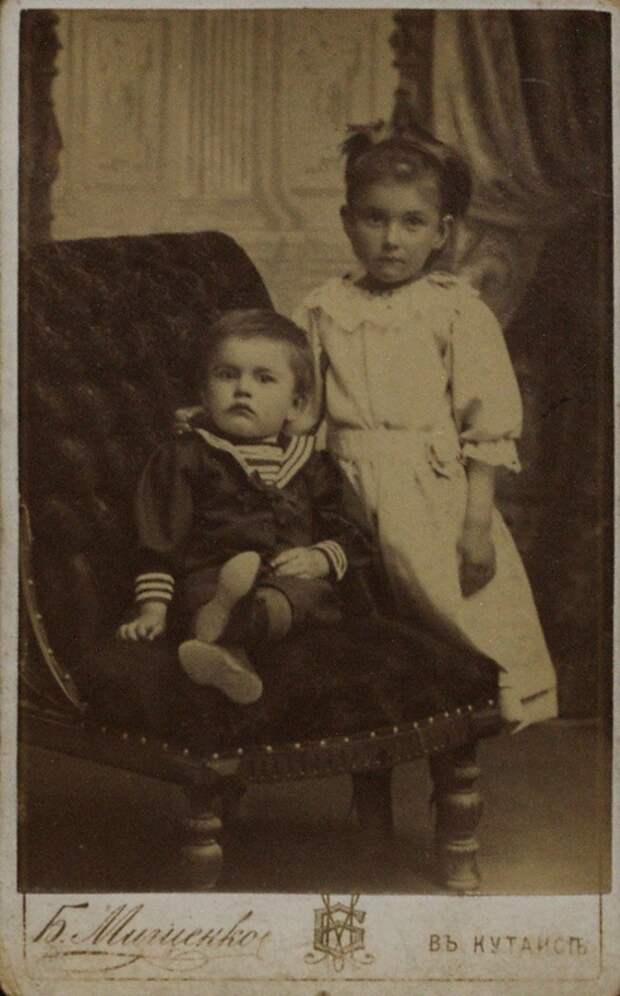 Владимир Маяковский с сестрой Ольгой, 1896 год, Кутаис историческое фото, история, люди, фото