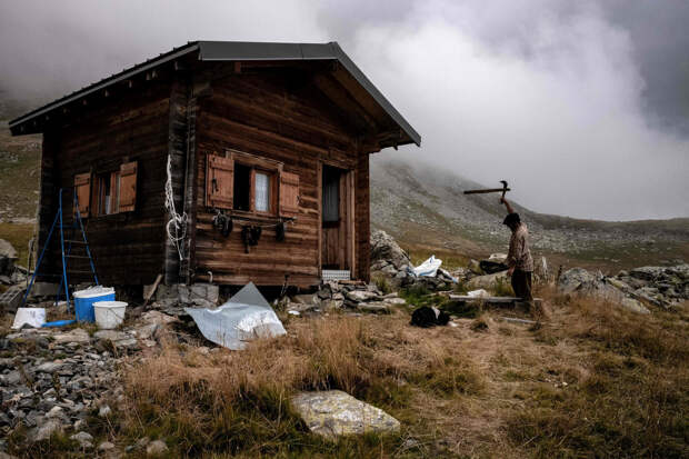 Фоторепортаж о жизни пастуха в Альпах