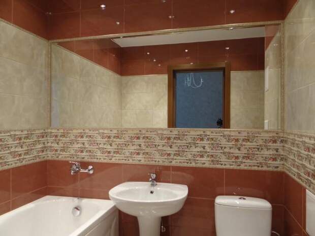ванная очень маленькая, поэтому зеркало во всю стену, очень расширяет пространство