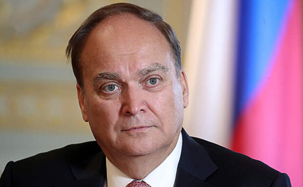 Антонов назвал цинизмом заявление Пентагона о кассетных бомбах ВСУ