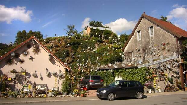 Французский флорист потратил 15 лет жизни на то, чтобы украсить свой дом 800-ми леечками дом, лейка, флорист
