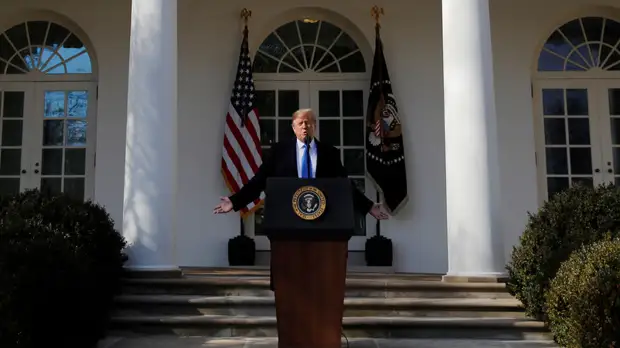 Политическое фехтование: смогут ли оппозиционные штаты отменить через суд решение Трампа о режиме ЧП в США