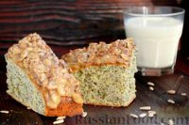 Фото к рецепту: Маковый пирог на сметане, со сливочной карамелью и семечками