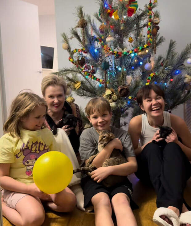 «Мне дети говорят: „Ирина Юрьевна, вы только не стирайте отрицательные комментарии“»: Ирина Розанова об отношении к хейтерам и предложениях руки и сердца