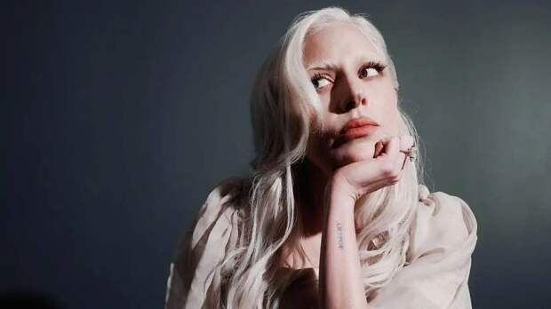 Леди Гага вышла в свет с обесцвеченными бровями