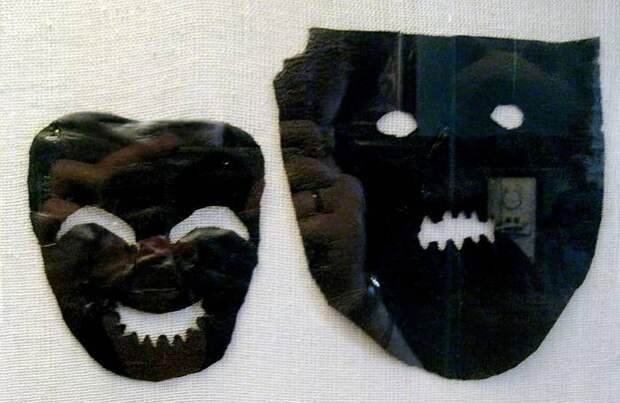 Во время археологических раскопок в Новгороде были найдены кожаные маски, которые, по мнению историков, принадлежали скоморохам. /Фото: rossaprimavera.ru