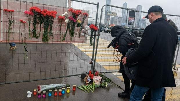 Возле "Крокуса" возник стихийный мемориал, люди несут цветы. Amic.ru на месте траура