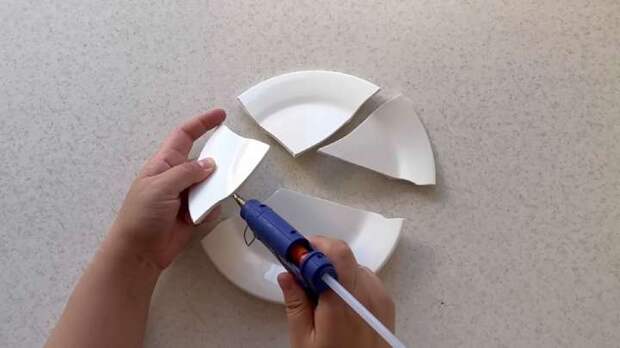 Разбитая тарелка вдохновила мастерицу на переделку: результат поражает и восхищает