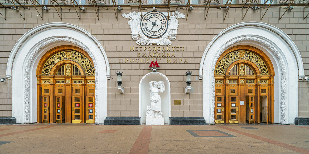 10 самых интересных скульптур Московского метро
