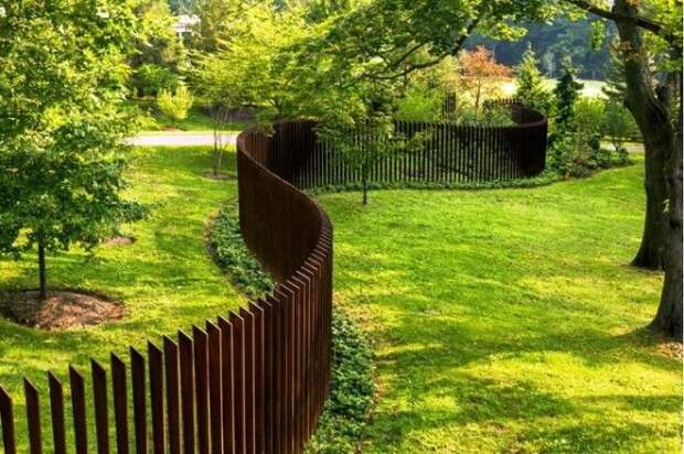 Вы можете сделать забор из дерева или металла Сделайте его одноуровневым волнами Воплощайте свои мечты и фантазии