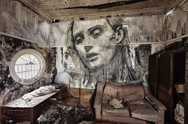 Портрет на стене заброшенной гостиной 